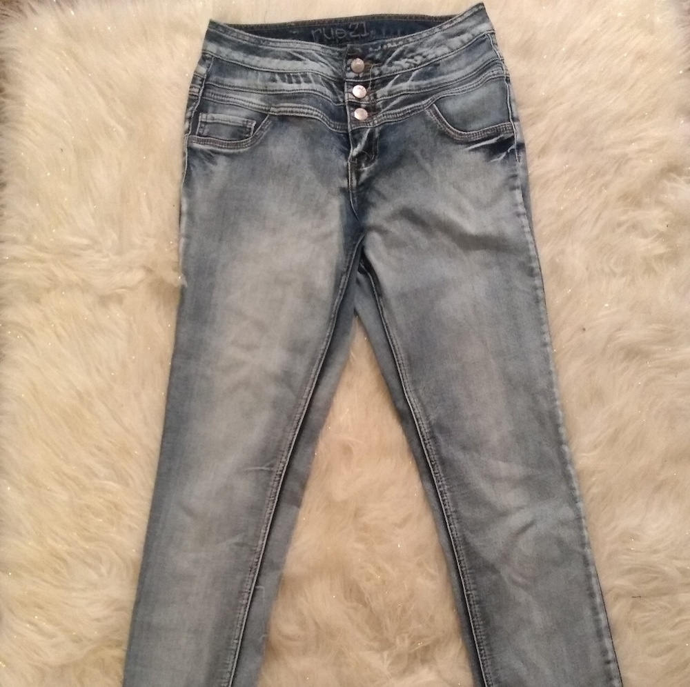 White washed highwaisted jeans